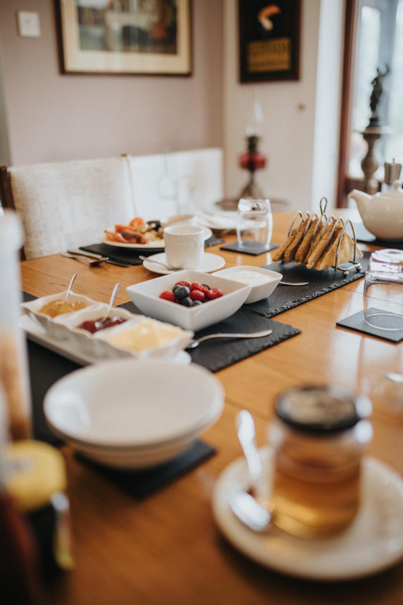 Ferlas Bed And Breakfast Penrhyndeudreath Ngoại thất bức ảnh